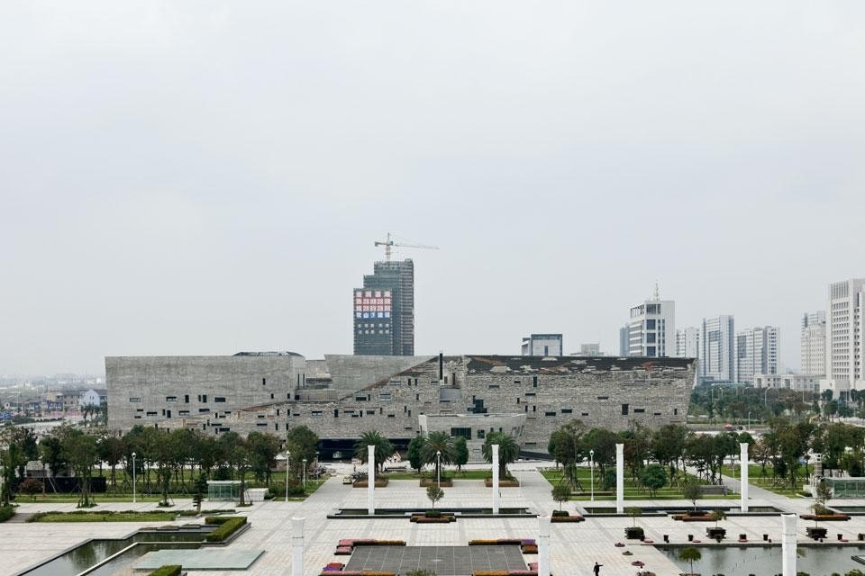 In alto e qui: il prospetto
est del Museo di
Storia di Ningbo, Cina.
Progettato da Amateur
Architecture Studio, si
trova in un’area anonima,
circondato da due
edifici governativi di
grandi dimensioni, una
piazza sterminata e un
centro culturale
