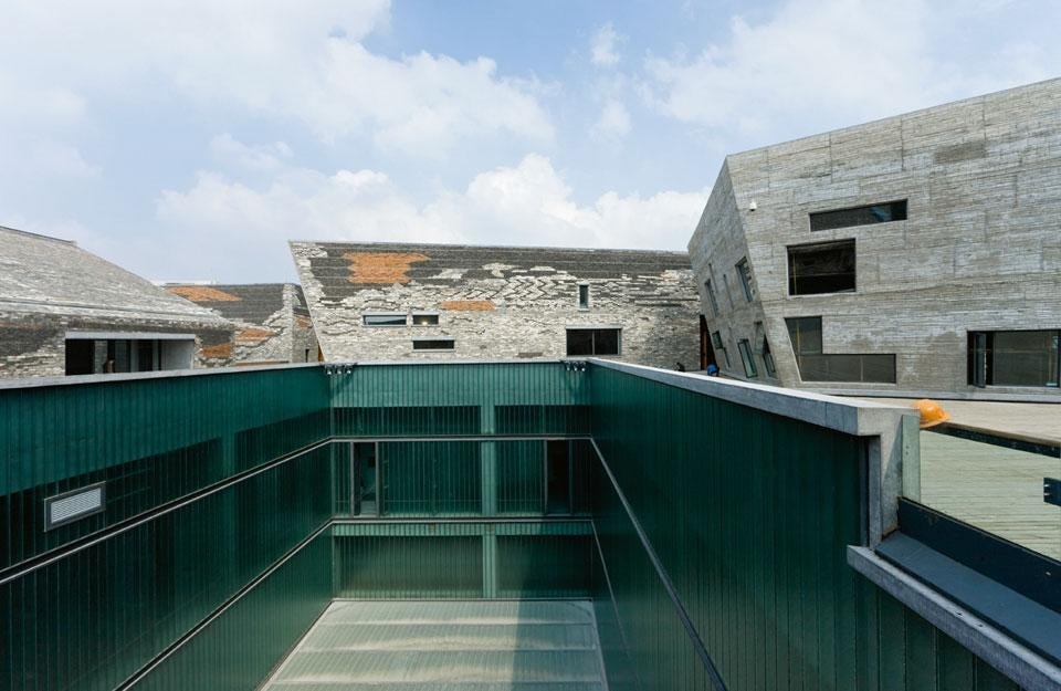 Il cortile
principale del Museo
di Storia di Ningbo, uno
spazio a tutt’altezza
che taglia l’edificio
fino a raggiungere il
terrazzo sulla copertura
