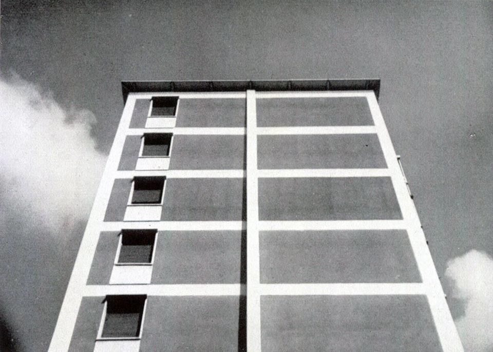 Fotogramma dal film <em>Posizione dell'architettura</em>, regia di Mangiarotti, in Domus 284 / luglio 1953. Belgioioso, Peressutti, Rogers, case popolari nel quartiere Sempione di Milano 