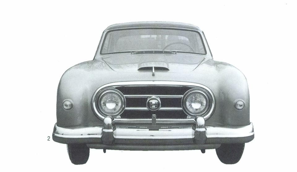 In apertura: <em>Nash-Healey roadster spider</em> due posti 1951-52. In una fotografia dell'archivio Pininfarina il modello
appare con il tettuccio di tela. Questa vettura fu prodotta
in circa 150 esemplari. Qui sopra: l'inconfondibile frontale della
<em>Nash-Healey coupé</em>, 1952
