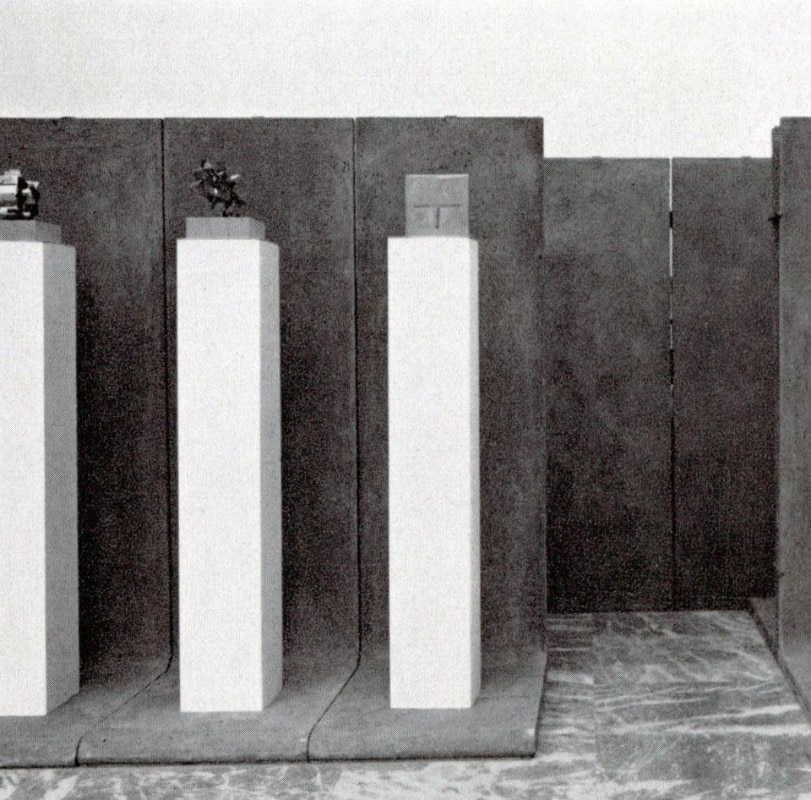 Dettaglio pagine interne Domus 458 / febbraio 1968. Allestimento di un ambiente di esposizione con pannelli componibili di cemento; Enzo Mari per Danese, 1967