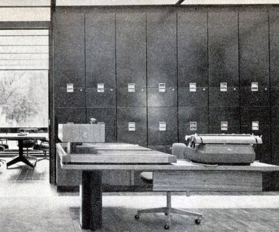 Dettaglio degli elementi d'arredo degli uffici, disegnati dallo studio Saarinen. Domus 422 / gennaio 1965, vista pagine interne