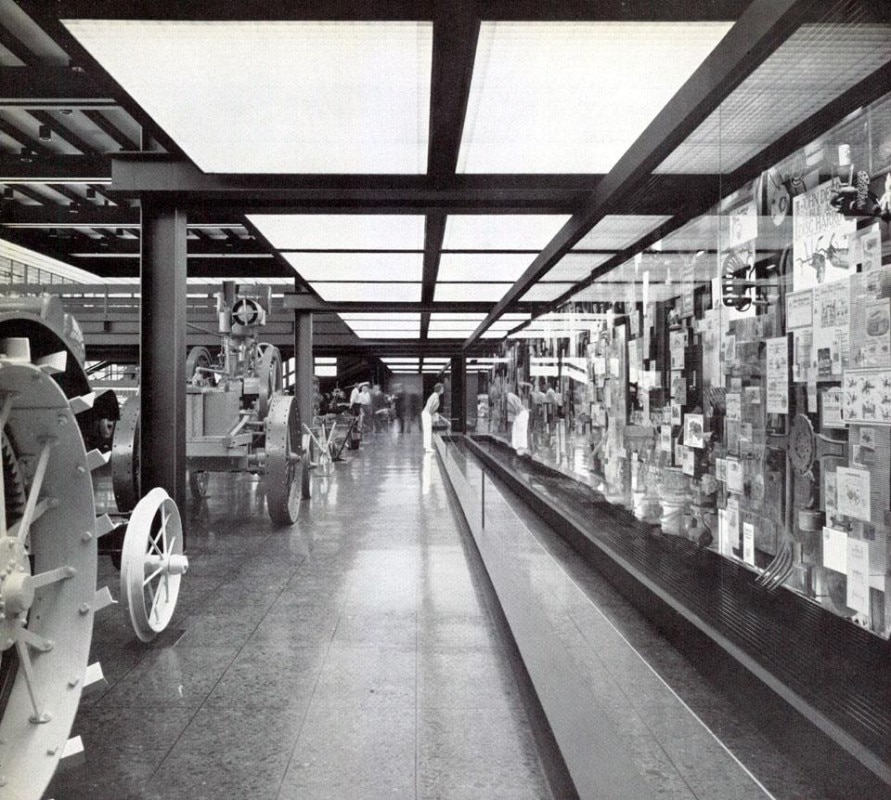 La sala di esposizione della sede della Deere and Co. di Eero Saarinen e Associati, Moline, Illinois. Domus 422 / gennaio 1965, vista pagine interne