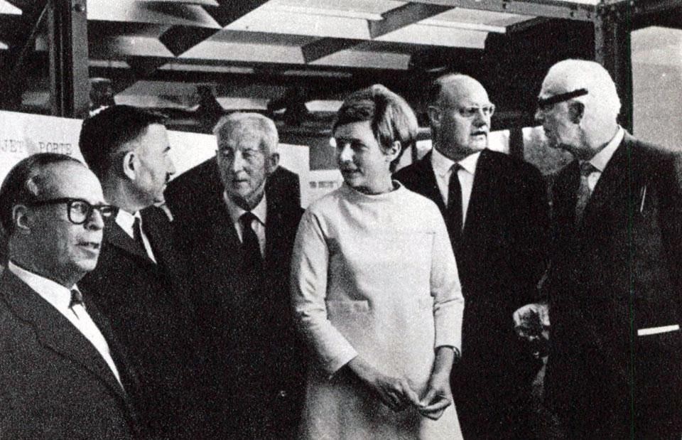 Durante l'inaugurazione, Heidi Weber con Albert Jeanneret, fratello di L.C., e con José Luis Sert, Claudius Petit, M. Wasserfallen, Ove Arup. Domus 455 / ottobre 1967, vista pagine interne
