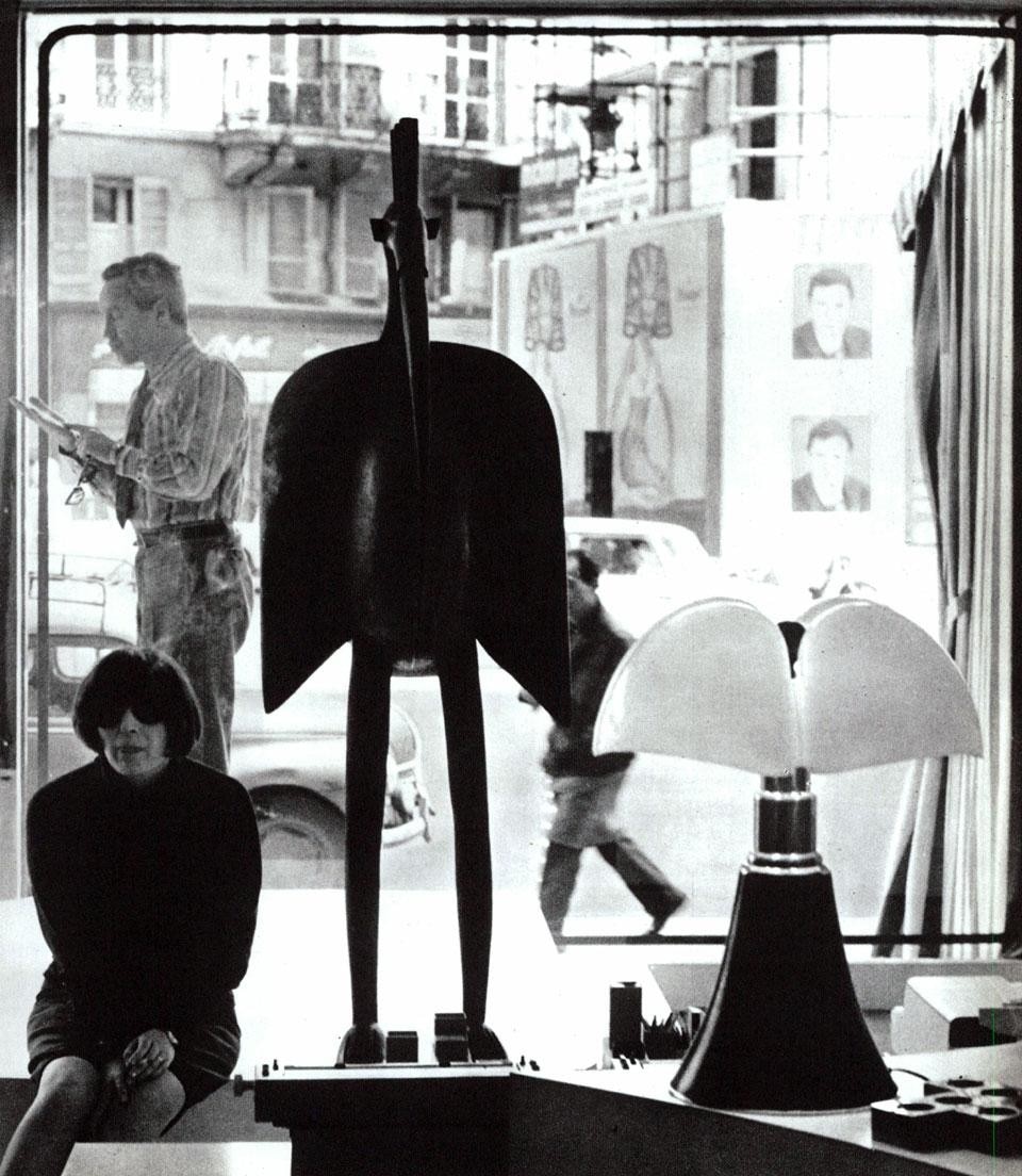 Gae Aulenti nel negozio Olivetti di Parigi; <em>Domus</em> 452 luglio / 1967, foto di Marchi Rolly. Vista pagine interne