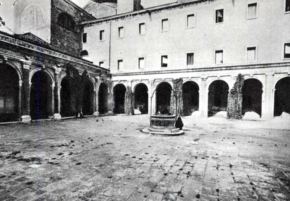 Cortile dell'Istituto di Architettura all'ex convento dei Teatini nel Campazzo dei Tolentini. <em>Domus</em> 563 / ottobre 1976, vista pagine interne
