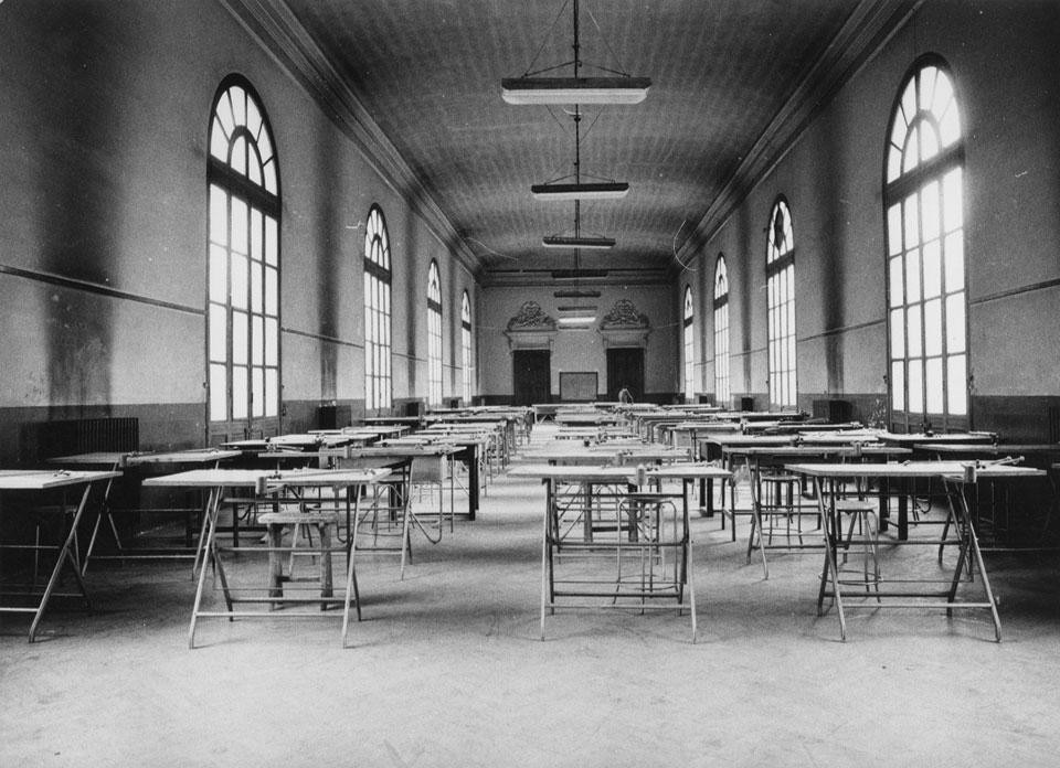 In apertura: Studenti e assistenti in assemblea nella corte del castello del Valentino a Torino (foto di Paolo Bertalotti). Qui sopra: un'aula della facoltà di Torino. Domus 563 / ottobre 1976, vista pagine interne