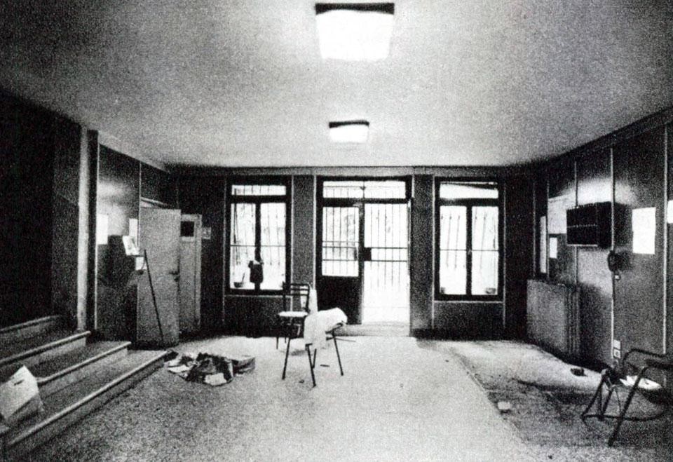 Ingresso della casa dello studente a Palazzo Badoer (foto Mark E. Smith). <em>Domus</em> 563 / ottobre 1976, vista pagine interne