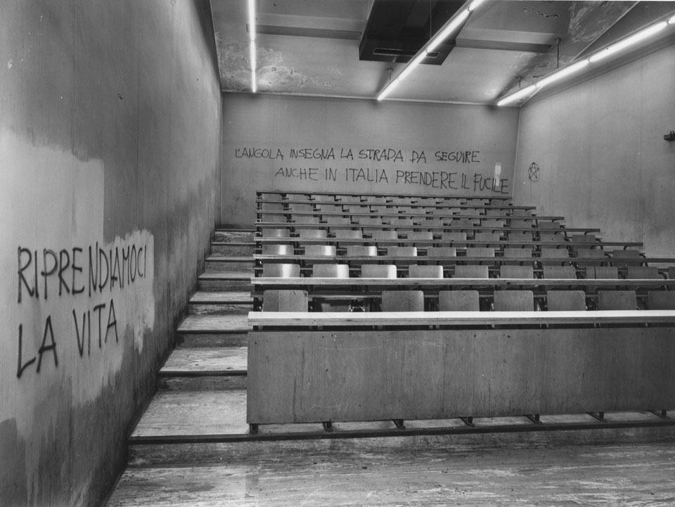 Terzo viaggio di Agnoldomenico Pica nelle facoltà di Architettura: Milano. Domus 565 / dicembre 1976. Vista pagine interne
