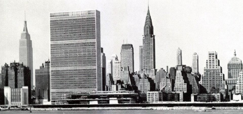 New York, l'East River con il nuovo edificio per uffici di 39 piani delle Nazioni Uniti che accoglie 3400 persone. <em>Domus</em> 272 / luglio 1952; vista pagine interne