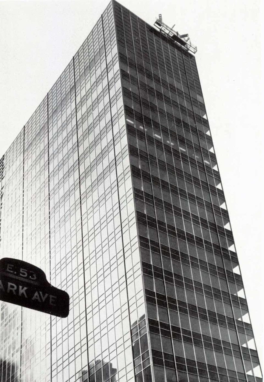 La Lever House, palazzo per uffici di vetro e acciaio, di 24 piani, progettato dagli architetti Skidmore, Owings e Merrill. <em>Domus</em> 272 / luglio 1952; vista pagine interne