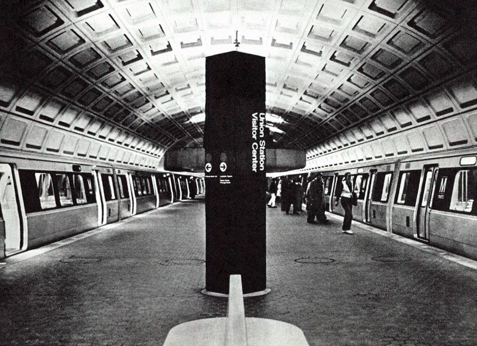 Una delle fermate della metropolitana di Washington (photo Phil Portlock). Domus 564 / novembre 1976; vista pagine interne