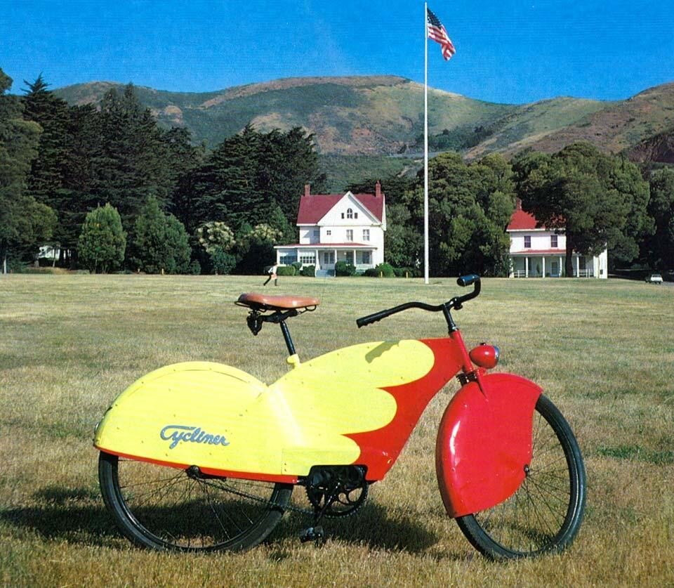 Philip Garner, Cycliner, l'applicazione di laminato metallico a una bicicletta americana degi anni '50 rende possibile lo styling e il trattamento grafico sulle biciclette standard che normalmente non li prevedono. L'anello mancante tra la bicicletta e l'automobile. 1974. <em>Domus</em> 621 / ottobre 1981; vista pagine interne