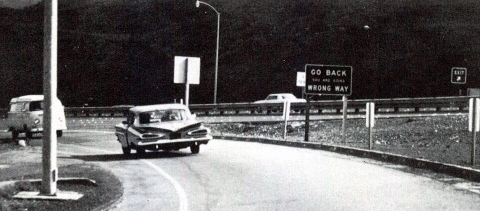 Philip Garner, Backwards Car, automobile invertita. "Ho scelto per questo progetto la Chevrolet Biscayne due porte, per il suo stile esageratamente aerodinamico. Ho tolto l'interno e l'ho successivamente reinserito nel verso contrario, occupandomi io stesso di tutte le necessarie modifiche meccaniche. Ho montato i fari dietro le lenti dei fanalini di coda e il tergicristallo sul finestrino posteriore, rendendo in tal modo perfettamente legale la guida della macchina, Secondo la polizia californiana si trattava solo di una "macchina personalizzata". 1974. Foto Jeff Cohen