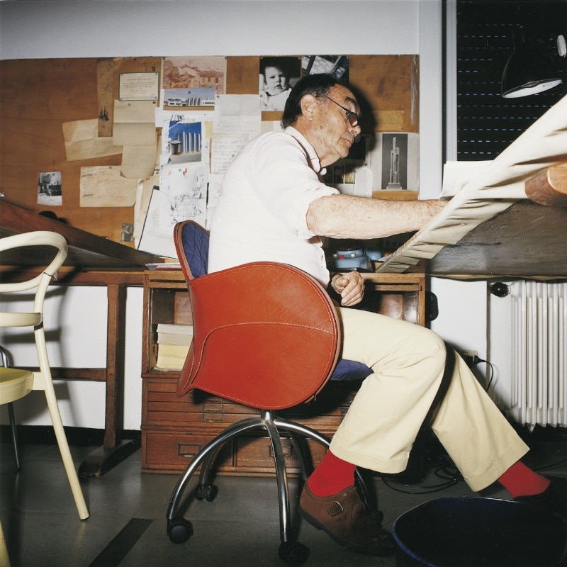 Ritratto di Vico Magistretti nel suo studio