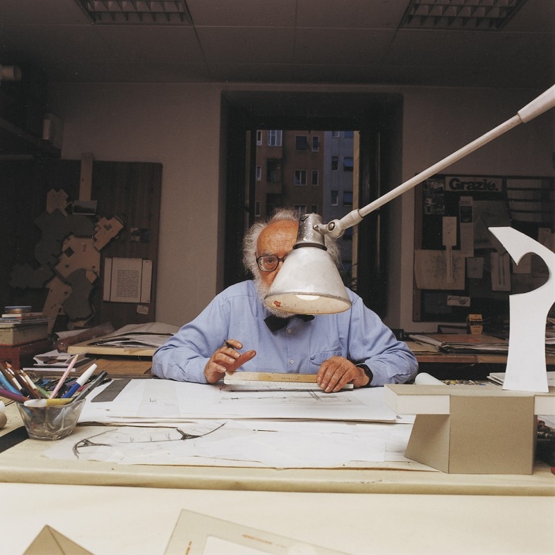 Ritratto di Angelo Mangiarotti nel suo studio