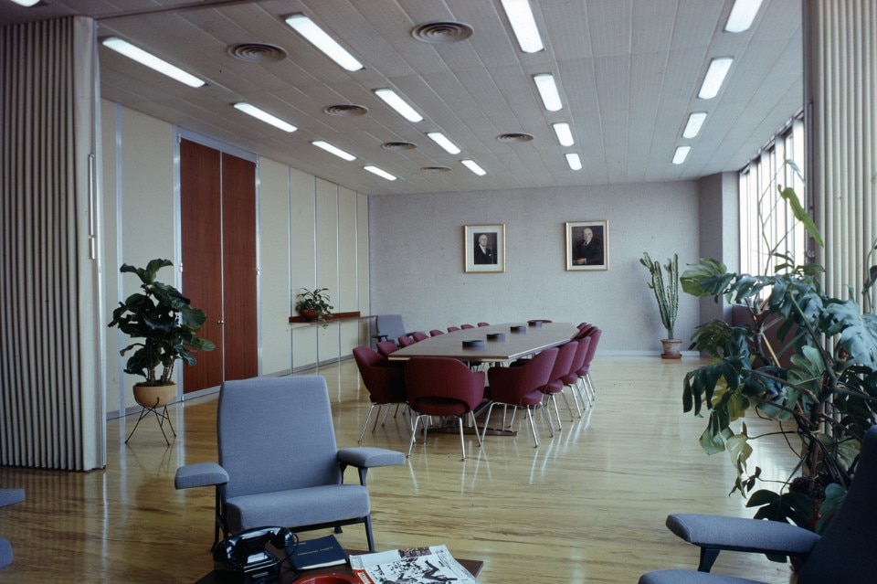 Sala riunioni al 30° piano del Centro Pirelli, anni ’70. © Fondazione Pirelli