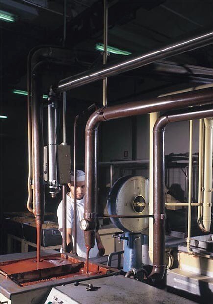 Il processo di tempera della cioccolata. Foto Ramak Fazel