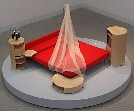 Il letto del designer Joe Colombo (1930-71) è stato realizzato per la prima volta per questa mostra