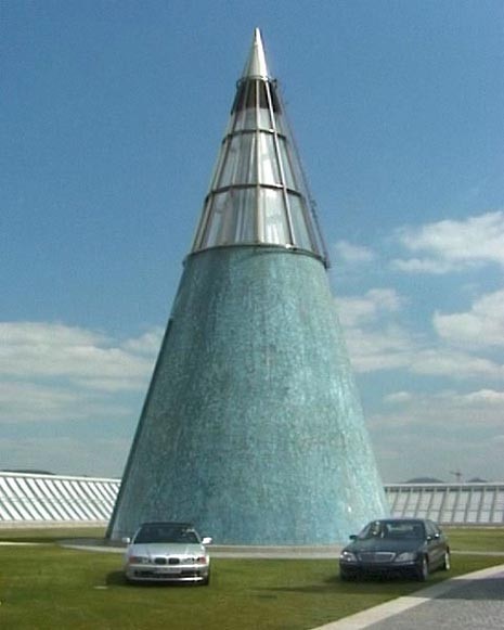 Il tetto, trasformato in parcheggio, ospita alcune delle vetture più famose degli ultimi 50 anni