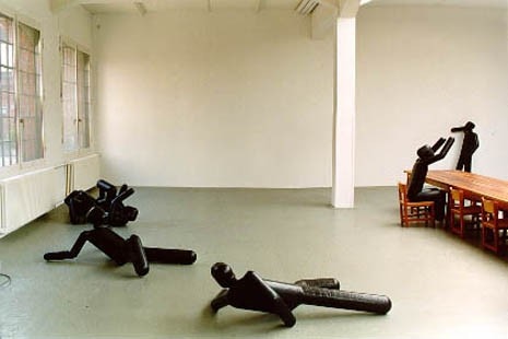 Una serie di abitanti di AVL-Ville ritratti sotto forma di manichini neri, sintetici e asessuati