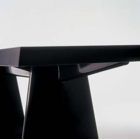 Il tavolo Trapèze, lungo oltre tre metri, fa parte dell’arredo della Cité Universitaire d’Antony: esprime al meglio l’uso espressivo delle proprietà tecniche della lamiera 



