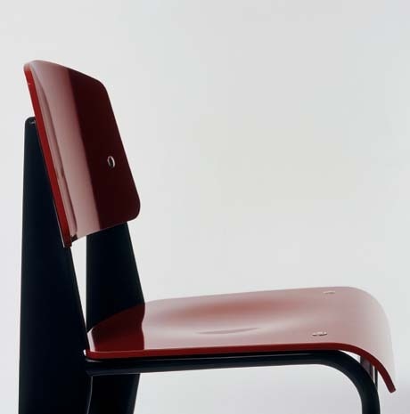 La sedia Standard fu prodotta in numerose varianti di materiali e tecniche nel corso degli anni. I primi modelli comparvero in occasione del progetto d’arredo per la Compagnie Parisienne de Distribution d’Electricité, 1934-35, e per la scuola professionale di Metz, 1935-38


