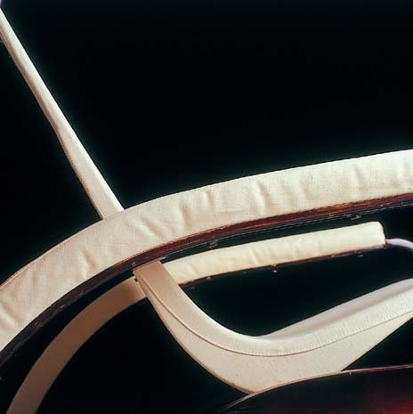 La poltrona in metallo è un tema significativo dell’evoluzione del pensiero di Prouvé sulla forma e suul'arredo. Lentamente emerge la definizione di una forma-tipo di sedile che egli applica ad esempio nella poltrona regolabile De Grand Repos del 1930, modello della collezione Vitra Design Museum