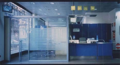 Poste Italiane, nuova immagine degli uffici postali, 2000 (via San Simpliciano, Milano)
