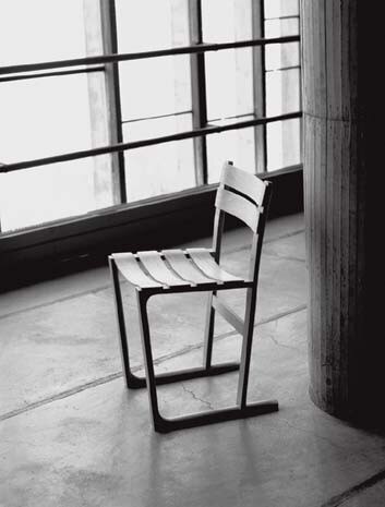 <b>La Tourette chair</b>. La cella del monastero progettato da Le Corbusier dove dormii fu una rivelazione: un ambiente più confortevole di quasi tutte le camere d’albergo in cui mi fosse accaduto di fermarmi. Il monastero è un luogo bellissimo, e la sedia che ho poi disegnato vi si inseriva in modo molto naturale: come fosse lo sviluppo di uno dei banchi della cappella, con un binario a pavimento.  Fotografia di Joffrey Bello/Techniques & Architecture