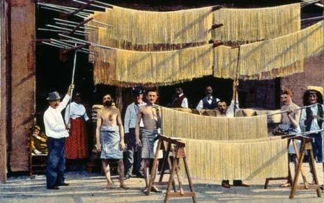 Produzione di spaghetti a Napoli a inizio XX secolo (cartolina, fotografia di Carlo Crocco Egineta, 1902). Archivi Storici Barilla, Parma
