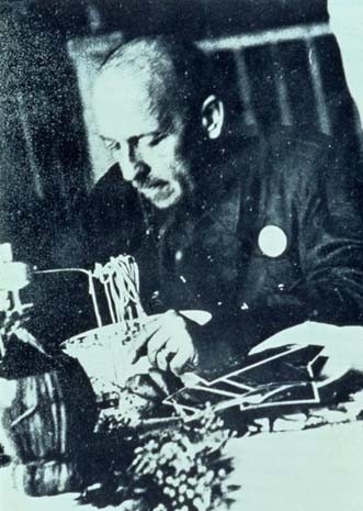 Filippo Tommaso Marinetti, fondatore del Futurismo, mangia un piatto di spaghetti nel 1930 al ristorante milanese Biffi
