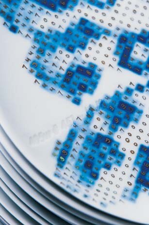 Nell’interpretazione del tipico decoro blu della ceramica di Delft per il Gemeentenmuseum de L’Aia  Jongerius fornisce una versione contemporanea della tradizione superando ogni tabù moderno legato all’uso del decoro
