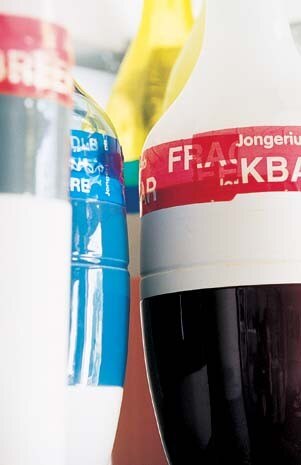 L’idea dell’appartenenza degli oggetti a gruppi familiari (individui con una propria personalità che condividono tratti comuni) ha prodotto nel 2000 la serie di vasi Groove and Long Neck Bottles: il nastro adesivo risolve la connessione tra vetro e ceramica
