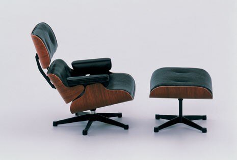 Lounge chair con sgabello poggiapiedi,1956, legno compensato, alluminio fuso, cuscini di pelle, gomma e plastica. © Miro Zagnoli
