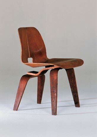 Sedia in legno compensato curvato con gambe in legno,1941. © Vitra Design Museum. Foto: Thomas Dix
