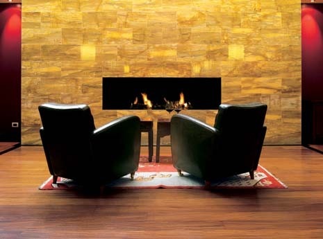 Marmo e pelle sono ampiamente impiegati per restituire un senso di comfort
