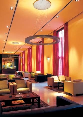 Quella che in passato è stata la sede di una casa editrice, con una grande aula per la tipografia circondata da locali d’ufficio, si è rivelata una buona soluzione di partenza per un albergo. 
Nella lobby, i ‘lampadari’ disegnati da Redfern
