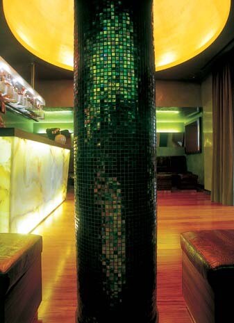 Il bancone della reception è collocato all’estremità dello spazio a doppia altezza della hall di ingresso
