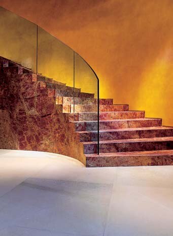 La hall di ingresso è dominata dalla grande scala di marmo
