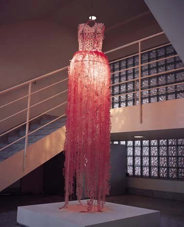 Il prezioso abito di cristallo è in realtà un lampadario disegnato per Swarovski

