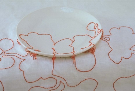 Tovaglia ricamata (lino, cotone, piatto di porcellana), 2000. Collezione del Dutch Textile Museum di Tilburg
