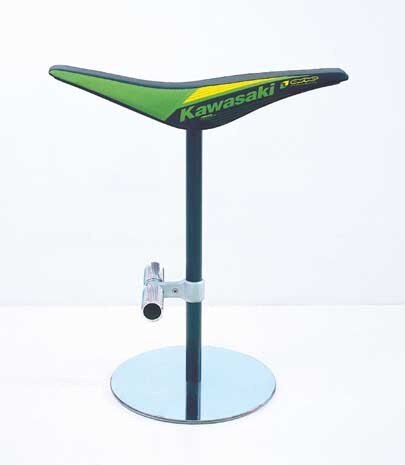 Lo sgabello Suicide Air disegnato da Jerszy Seymour  e prodotto da Galerie KREO, Parigi
