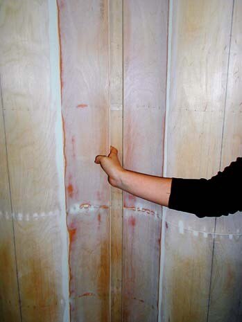 Una scanalatura a tutta altezza – generata dalla curvatura delle parti – serve da maniglia.L’involucro è strutturale, non esiste una differenziazione tra telaio portante e superficie esterna. I due montanti, sui quali si incernierano le ante e che sorreggono i ripiani, da soli garantiscono la staticità dell’insieme. Il processo di progettazione e la definizione dei primi prototipi hanno richiesto circa due anni di lavoro