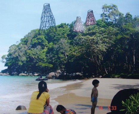 <b>Lutto esotico</b>.<br>
Coni di acciaio rivestiti di pelli leggere, prismi a forma di pagoda e capanna che bucano la vegetazione. Il progetto finalista di Ana Somoza Jiménez, Angel Martinez, Eva Sebastiàn Penin e Raquel Lozano (Spagna) interpreta il Memoriale come landmark per turisti