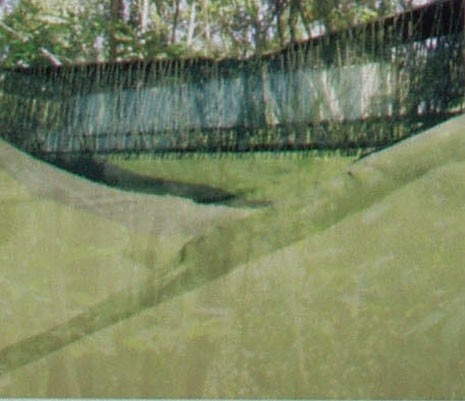 <b>Impatto rivestito</b>.<br>
Un grande viadotto vicino alla spiaggia, a cavallo tra i due versanti collinari. Un edificio-ponte rivestito di foglie di bambù. L’infrastruttura techno-esotica è proposta da VeeV Design (Raveevarn Choksombatchai e William Oren, con Andrew Shanken, USA), uno dei cinque gruppi finalisti