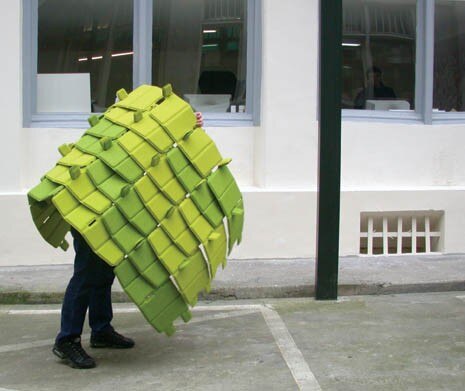 La struttura in legno del progetto per il ristorante del Museo d’arte contemporanea del Lussemburgo sperimenta una diversa dinamica di aggregazione 
del mattone tessile: una sorta di <i>berceau</i> contemporaneo con la “pelle tessile” al posto delle piante rampicanti
