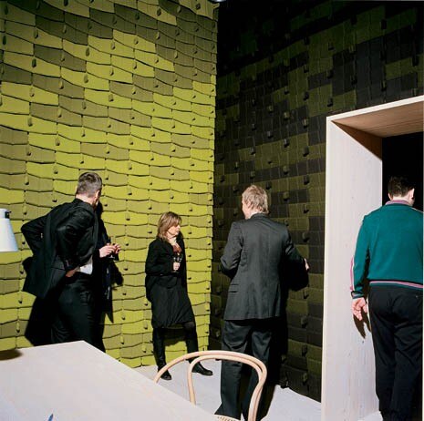 Nello showroom di tessuti della danese Kvadrat, accanto alle pareti di “pelle tessile” che articolano l’organizzazione dello spazio, anche un materiale ‘tradizionale’ come il legno è utilizzato per la sua qualità materica e la sua natura modulare