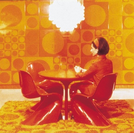 Marianne Panton seduta sulla Panton chair, 1970