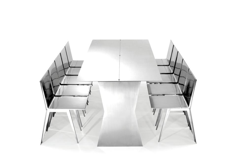 Il piano
del tavolo è fissato
alla base e poggia su
un letto di rulli. una
speciale cerniera collega
le due lastre che,
aperte, formano il piano
a grandezza d’uso.